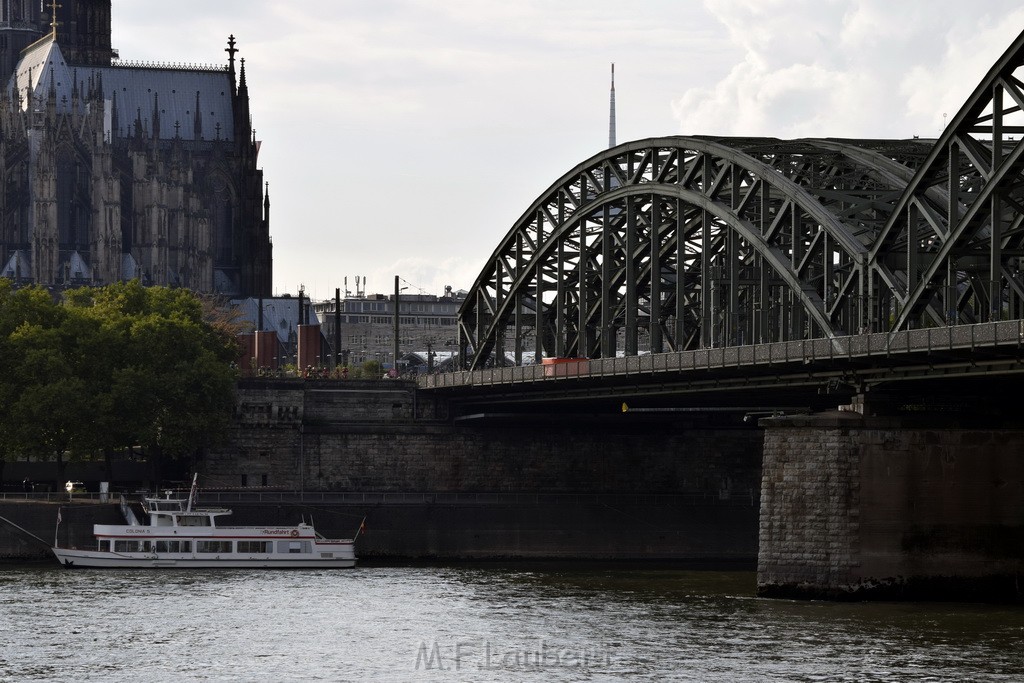 PSpringt kein Suizid Brueckenspringer Koeln Hohenzollernbruecke P031.JPG - Miklos Laubert